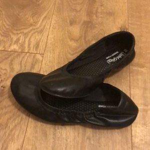 Black ballet flats with cushion on the inside.
